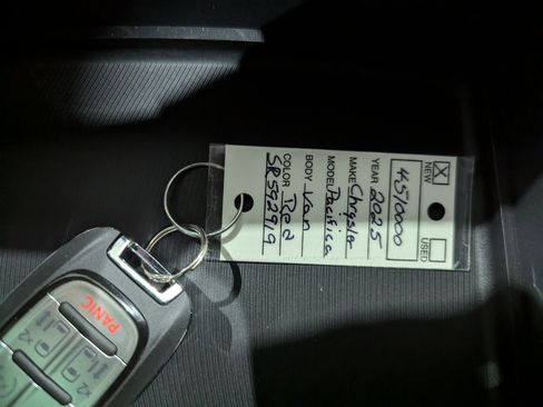 New 2025 Chrysler Pacifica Select image 24