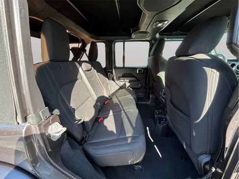 Used 2018 Jeep Wrangler Unlimited Sahara image 33