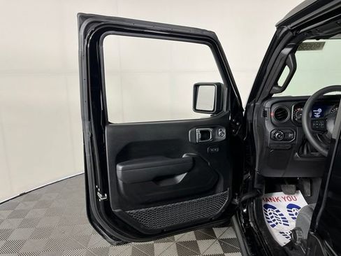 Used 2026 Jeep Wrangler Unlimited Rubicon AWD/4WD image 15