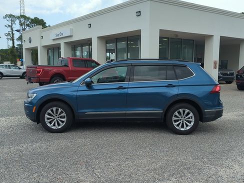 Used 2018 Volkswagen Tiguan SE w/ Panoramic Sunroof Package FWD image 4