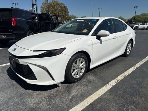 Used 2025 Toyota Camry LE image 1