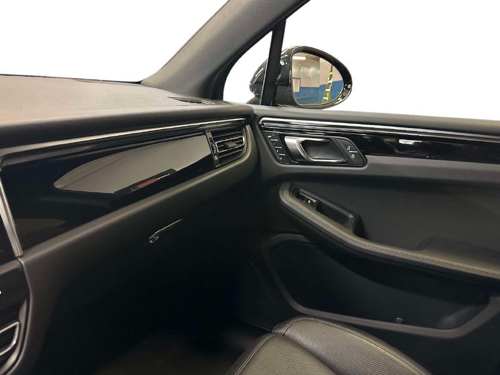Used 2024 Porsche Macan AWD/4WD image 25