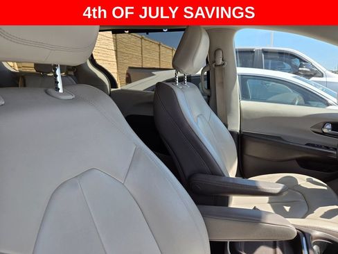 Used 2017 Chrysler Pacifica Touring-L w/ Tire & Wheel Group FWD image 15