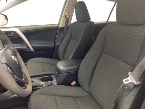 Used 2018 Toyota RAV4 LE FWD image 17