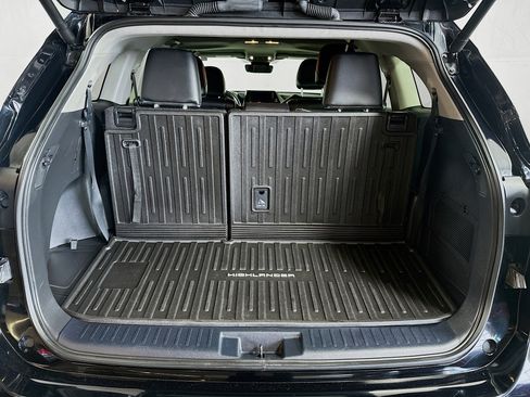 Used 2024 Toyota Highlander XLE AWD/4WD image 25