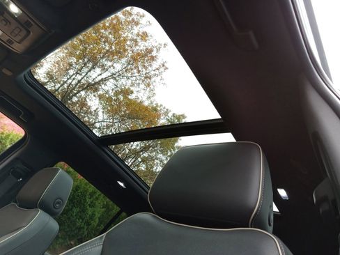 Used 2021 Chevrolet Tahoe Premier w/ Premium Package image 11