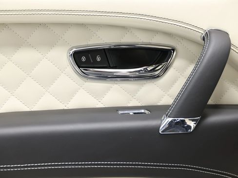 Used 2019 Bentley Bentayga AWD/4WD image 55