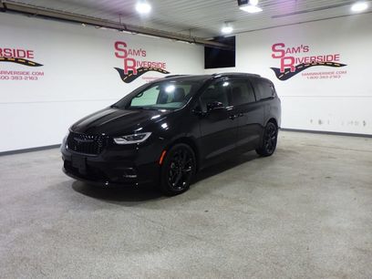 Used 2024 Chrysler Pacifica Touring-L w/ S Appearance Package