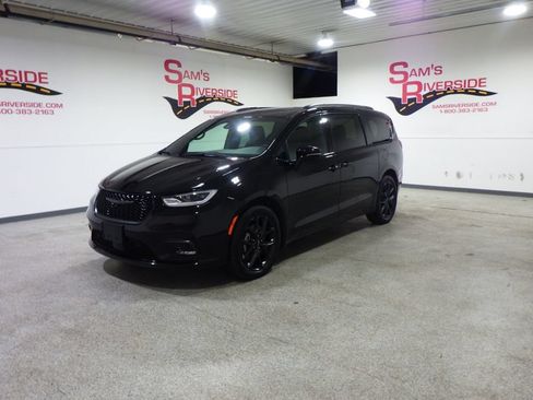 Used 2024 Chrysler Pacifica Touring-L w/ S Appearance Package AWD/4WD image 1