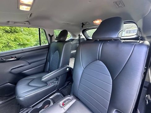 Used 2022 Toyota Highlander XLE AWD/4WD image 11