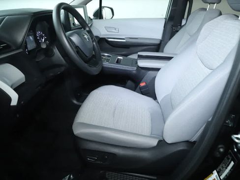 Used 2026 Toyota Sienna LE AWD/4WD image 17