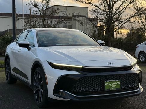 Used 2023 Toyota Crown Platinum image 7