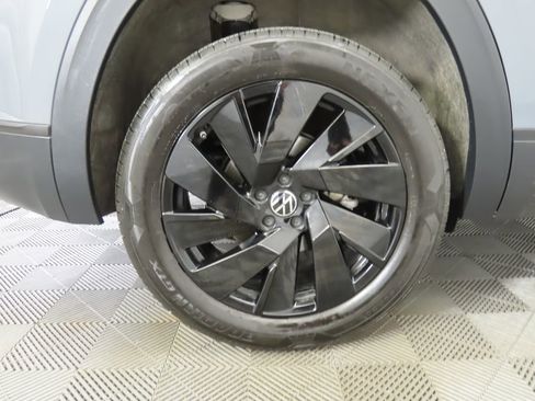 Certified 2024 Volkswagen Atlas Cross Sport SE image 30