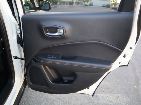 Used 2018 Jeep Compass Latitude image 38