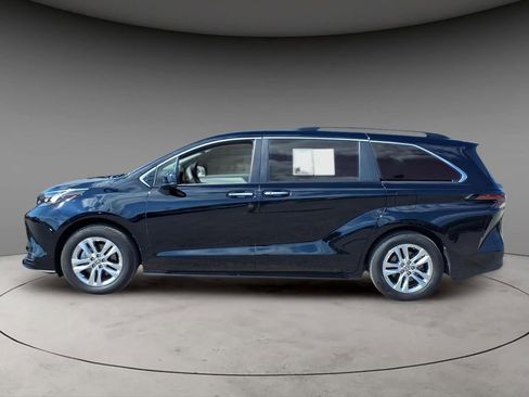 Used 2026 Toyota Sienna XLE AWD/4WD image 2