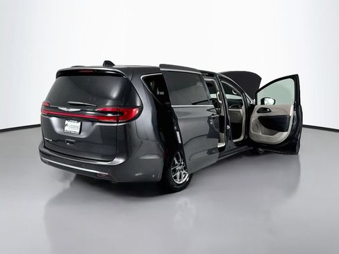 Used 2023 Chrysler Pacifica Touring-L FWD image 22
