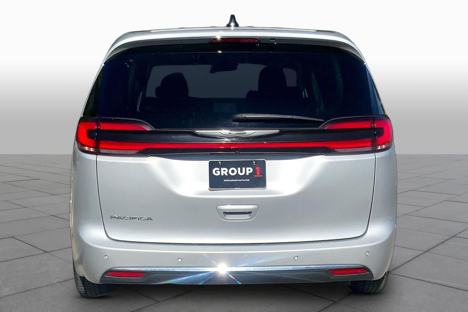 Used 2024 Chrysler Pacifica Touring-L FWD image 5