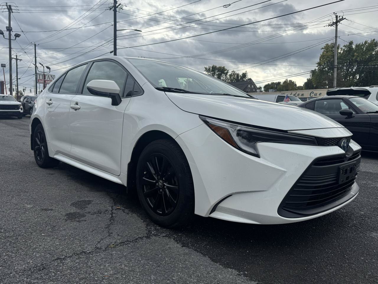 Used 2023 Toyota Corolla LE w/ LE Convenience Package FWD image 4