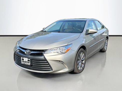 Used 2017 Toyota Camry XLE w/ Moonroof Package FWD image 3