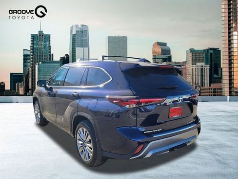New 2026 Toyota Highlander Platinum image 3