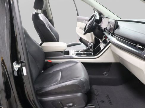 Used 2024 Kia Carnival FWD image 32