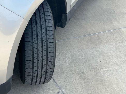 Used 2024 Ford Edge SEL image 9