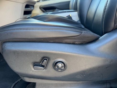 Used 2024 Chrysler Pacifica Touring-L FWD image 18
