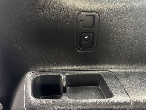 Used 2021 Chevrolet Traverse LS image 25