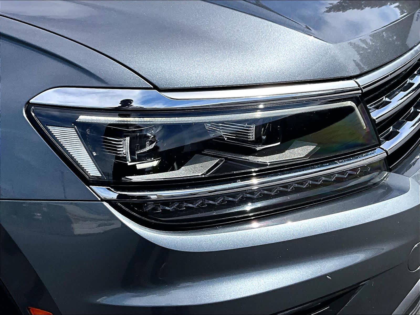 Used 2019 Volkswagen Tiguan SEL Premium w/ 3rd Row Seat Package AWD/4WD image 32