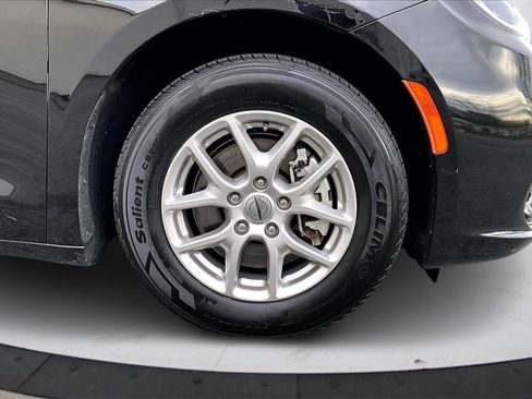 Certified 2024 Chrysler Pacifica Touring-L image 33