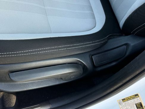 Used 2023 Hyundai Venue SEL image 22