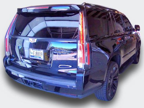 Used 2015 Cadillac Escalade Luxury RWD image 3