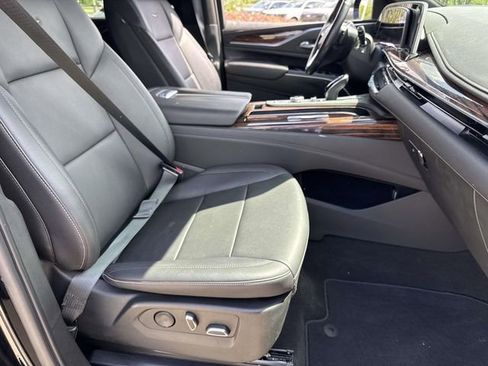 Used 2022 Cadillac Escalade Luxury RWD image 9