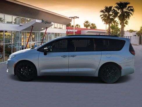 Used 2026 Chrysler Pacifica Limited w/ S Appearance Package FWD image 6