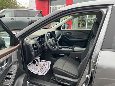 Used 2023 Nissan Rogue SV AWD/4WD image 3