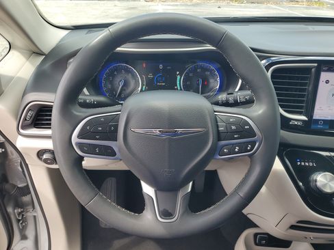 Used 2024 Chrysler Pacifica Touring-L FWD image 16