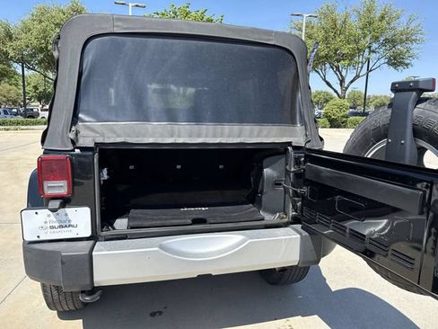 Used 2014 Jeep Wrangler Unlimited Sahara w/ Connectivity Group AWD/4WD image 12