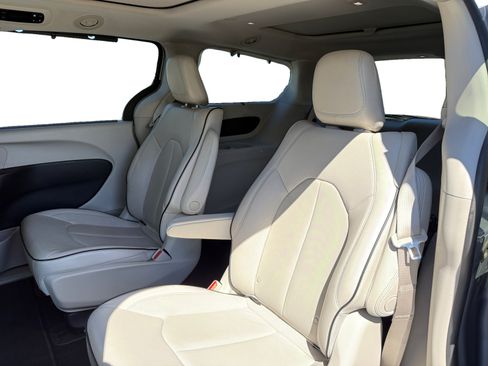 Used 2018 Chrysler Pacifica Limited w/ Advanced Safetytec Group FWD image 16