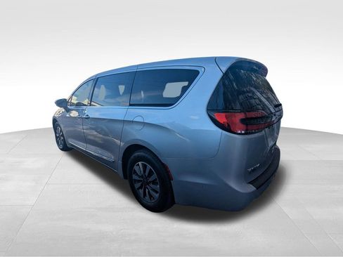 Used 2022 Chrysler Pacifica Limited image 3