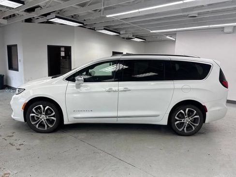 Used 2022 Chrysler Pacifica Pinnacle AWD/4WD image 8