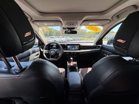 Used 2025 Nissan Kicks SR w/ SR Premium Package AWD/4WD image 13