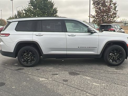 Used 2024 Jeep Grand Cherokee L Laredo image 2