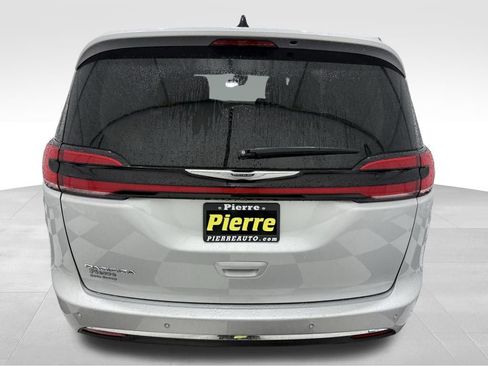 Used 2024 Chrysler Pacifica Touring-L image 3