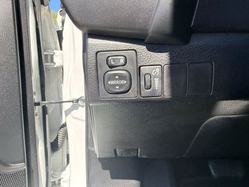 Used 2017 Toyota Corolla SE image 18