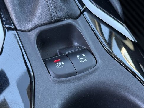 Certified 2022 Toyota Corolla Cross XLE image 28