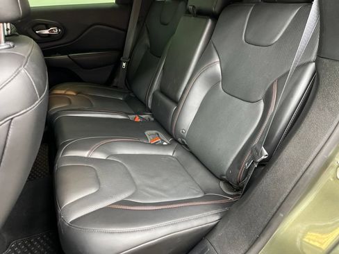 Used 2019 Jeep Cherokee Trailhawk AWD/4WD image 7