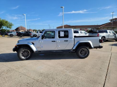 Used 2023 Jeep Gladiator Overland image 4