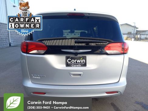 Used 2023 Chrysler Voyager LX image 4