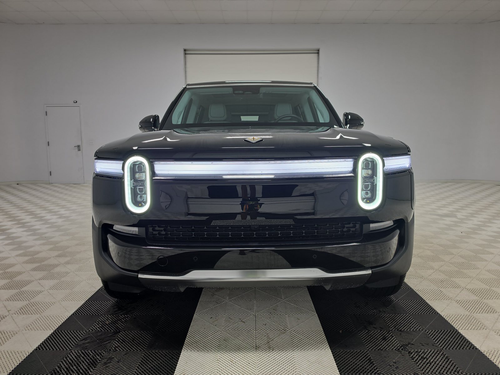 Used 2025 Rivian R1S Adventure Dual AWD/4WD image 8