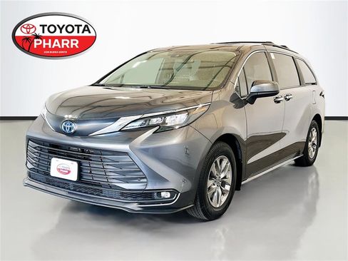 Used 2025 Toyota Sienna XLE image 1